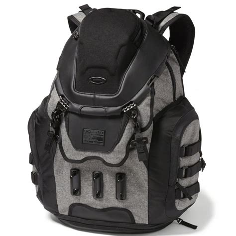 Oakley kitchen - CODE: 92060A-013. Outfitted with serious hardware and versatile storage options, the Kitchen Sink Backpack is a complete package with heavy–duty appeal. Whether taking a day trip or extended excursion, specialized pockets inside and out organize items while abrasion–resistant fabric keeps them safe, including shoes and most 17" laptops.